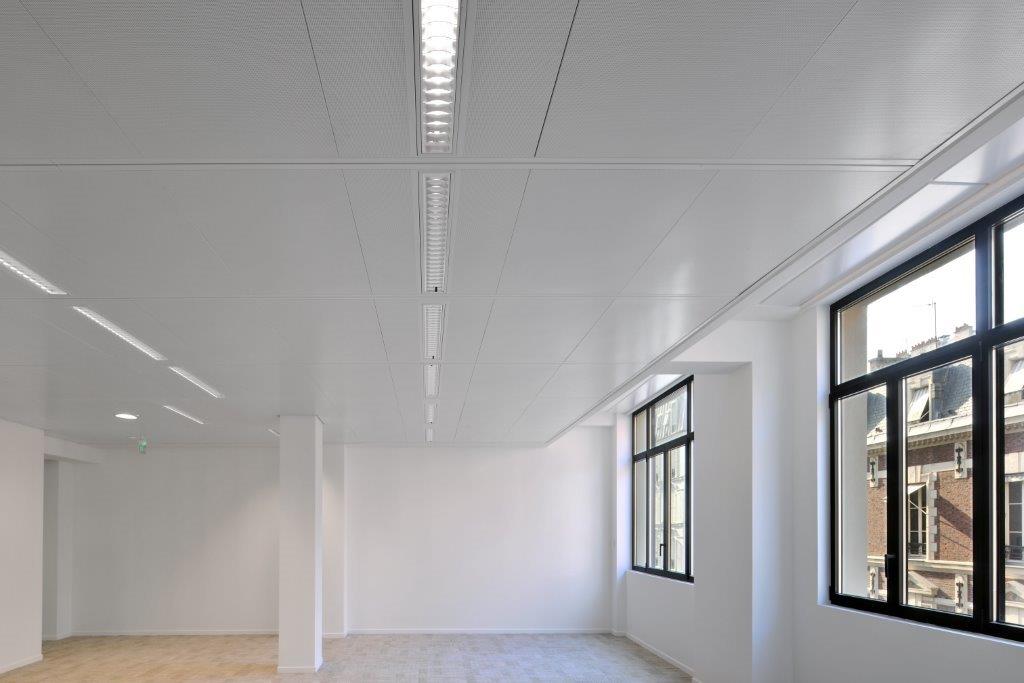 med-com-330ch-005 ©Philip Vile.jpg