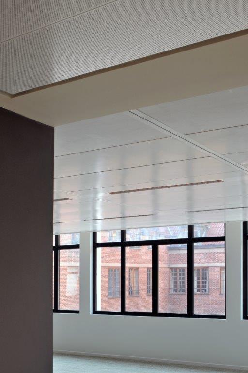 med-com-330ch-012 ©Philip Vile.jpg